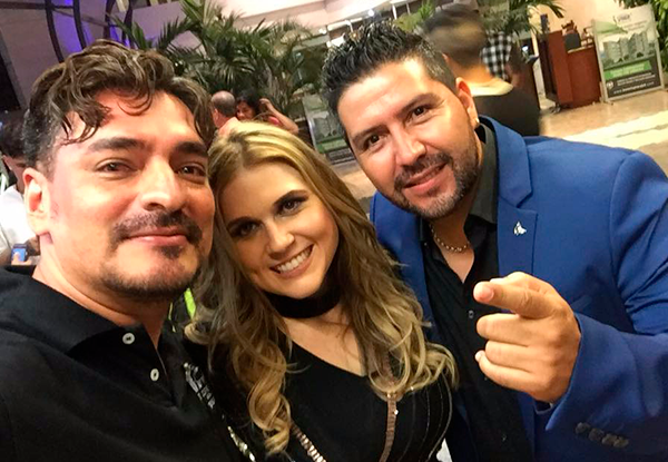 Julio César Uribe con artistas y en eventos de la industria musical