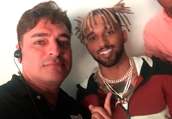 Julio César Uribe con artistas y en eventos de la industria musical